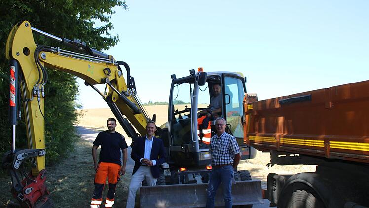 Begutachten das neue Fahrzeug: auf dem Bagger Thomas Kolb, vorne (von links) Simon Sitzmann, Bürgermeister Mario Götz und Bernd Wald.