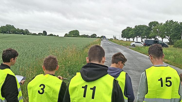 Eine der Aufgaben beim Sch&uuml;lerlotsenwettbewerb war es, die Geschwindigkeit eines heranfahrenden Fahrzeuges m&ouml;glichst genau abzusch&auml;tzen. Diese F&auml;higkeit ist wichtig, um beim Verrichten der t&auml;glichen Arbeit blitzschnell die richtigen Entscheidungen...