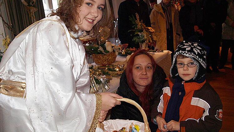 Weihnachtsmarkt Pottenstein: Christkind Juli verteilt Geschenke. Foto: Thomas Weichert