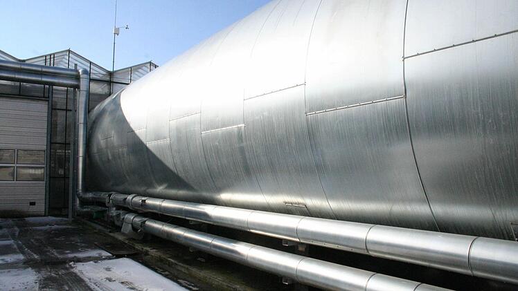 Dieser 200 Kubikmeter fassende Wassertank speichert die Abwärme aus dem Blockheizkraftwerk auf dem Betriebsgelände.