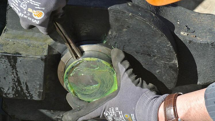 Und jetzt noch den Splint in den Bolzen, dann ist ein Halslager komplett.