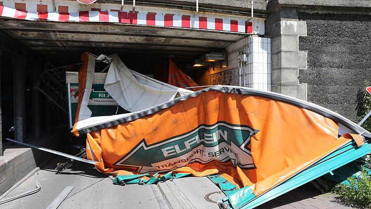 Zum Glück mit Sachschaden ging der Unfall am Dienstag in der Zollner-Unterführung aus.