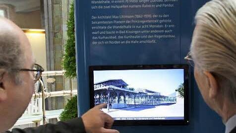Bürgermeister Peter Deeg (rechts) und Kulturreferent Peter Weidisch sind von der Rekonstruktion des Brunnenpavillons angetan.
