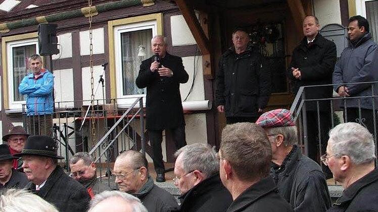 Bürgermeister Helmut Fischer (hinten, Zweiter von links) bei der Eröffnung des Weihnachtsmarktes
