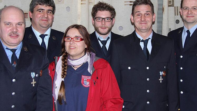 Die Vereinsspitze der Langendorfer Feuerwehr (v.l.): Otto Müller, Ralf Karner, Gisela Geisel, Christoph Büttner sowie die Kommandanten Steffen Partsch und Marko Schäfer. Foto: Gerd Schaar