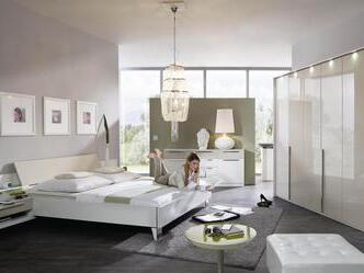 Ein Traum in Weiß. Steril muss nicht sein und so wirkt auch dieses Schlafzimmer. Kombiniert mit den Abtönungen von Hartweiß zeigt sich die ganze Vielseitigkeit des Farbkonzeptes.   Foto: Rauch