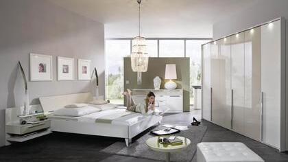 Ein Traum in Weiß. Steril muss nicht sein und so wirkt auch dieses Schlafzimmer. Kombiniert mit den Abtönungen von Hartweiß zeigt sich die ganze Vielseitigkeit des Farbkonzeptes.   Foto: Rauch