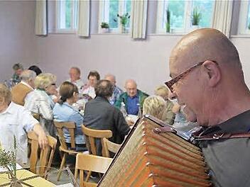 Die musikalische Leitplanke zum Wirtshaus-Singen bot Leo Breitenbach mit Akkordeon, Gitarre und Gesang.  Foto: Gerd Schaar