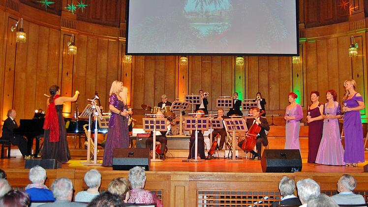 Weihnachtsmatinee von Kurorchester und Gesangsgruppe "Voila! Foto: Sigismund von Dobschütz