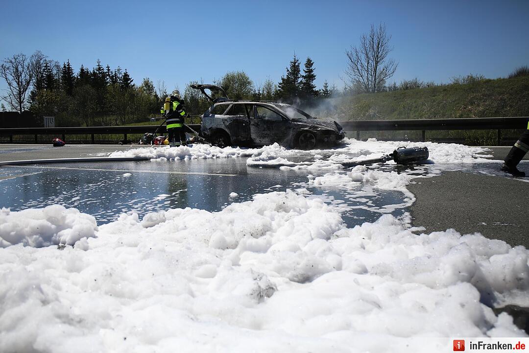 Auto brennt nach Unfall auf A9 aus