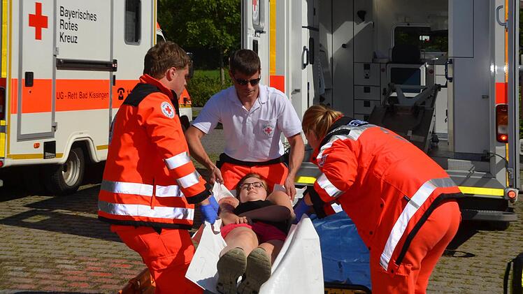 Unter realistischen Bedingungen übten die Feuerwehren aus Bad Kissingen, sowie Aschach und Oberthulba den Ernstfall.  Foto: Peter Rauch
