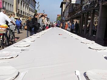 Die Besucher des Nachhaltigkeitstags in Erlangen notierten auf den Papptellern, was sie f&uuml;r unbezahlbar halten.  Foto: Harald Pieger