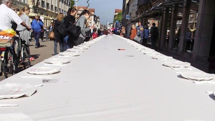 Die Besucher des Nachhaltigkeitstags in Erlangen notierten auf den Papptellern, was sie f&uuml;r unbezahlbar halten.  Foto: Harald Pieger