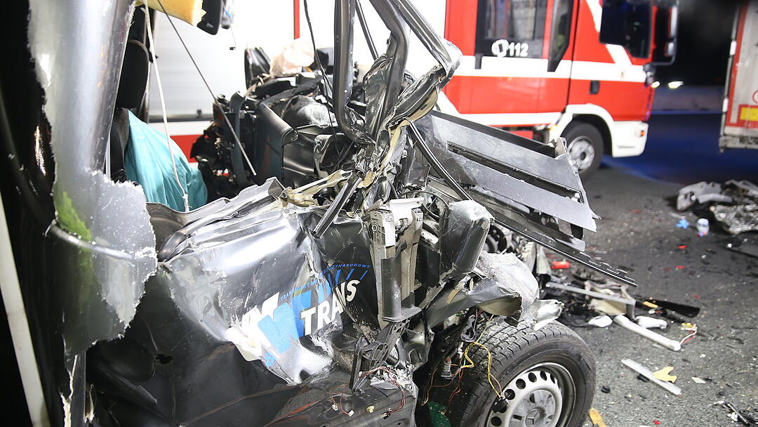 Kleintransporter rast in Lkw: Fahrer tödlich verletzt