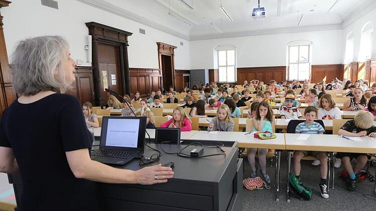 Cordula Artelt untersuchte mit den jungen Studenten an der Kinder-Uni, wie wir zu Meinungen und Einschätzungen kommen. Foto: Barbara Herbst