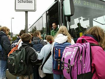 Die Schülerbeförderung zur Gesamtschule nach Hollfeld wurde neu gerelegt.  Symbolbild: Roland Weihrauch dpa/lnw