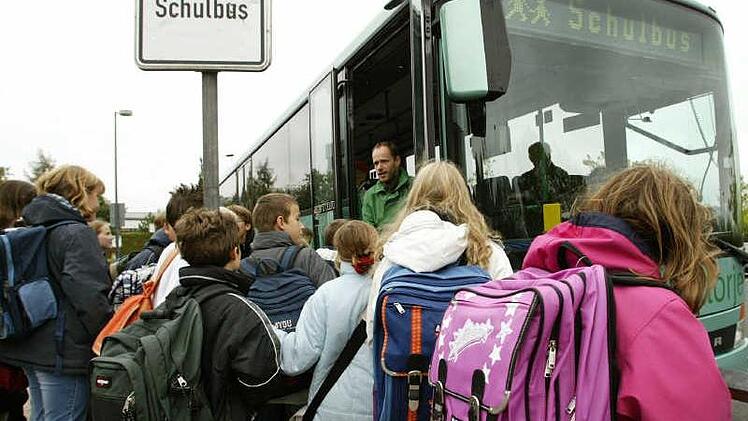 Die Schülerbeförderung zur Gesamtschule nach Hollfeld wurde neu gerelegt.  Symbolbild: Roland Weihrauch dpa/lnw