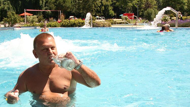 Wer kann, sucht zurzeit ein Freibad auf.  Josef Hofbauer