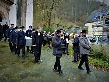 Beim Auszug aus der Johanniskirche spielte der Posaunenchor unter der Leitung von Andreas Dietz Reinhard Mays "Über den Wolken", eines der Lieblingslieder von Herta Hermann. Foto: Werner Reißaus