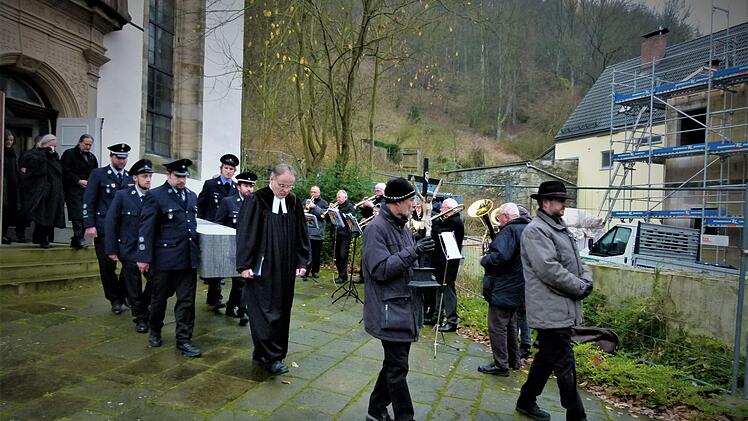 Beim Auszug aus der Johanniskirche spielte der Posaunenchor unter der Leitung von Andreas Dietz Reinhard Mays "Über den Wolken", eines der Lieblingslieder von Herta Hermann. Foto: Werner Reißaus