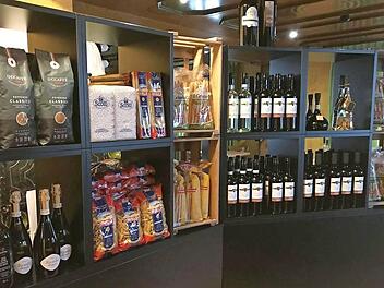 Dann wird eben verkauft: Kleiner Markt im Lokal  Foto: privat