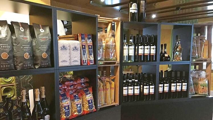Dann wird eben verkauft: Kleiner Markt im Lokal  Foto: privat