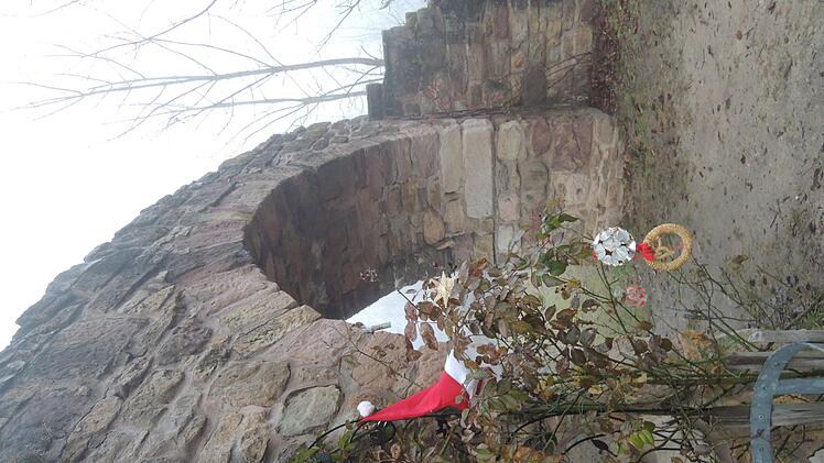 Die Umgebung der Lauterburg wurde von Mitgliedern des Heimatvereins weihnachtlich geschm&uuml;ckt. Spazierg&auml;nger d&uuml;rfen das Ambiente genie&szlig;en.  Foto: Ingrid Ott