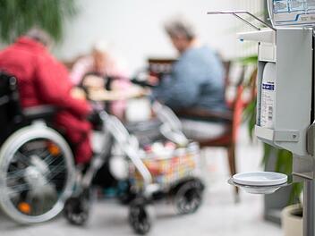 Chronisch Kranke und ältere Menschen sind durch das Coronavirus besonders gefährdet. Für sie sind Schutzmaßnahmen überlebenswichtig.