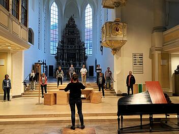 Chorgesang in Corona-Zeiten: Die Kantorei St. Moriz bei der Probenarbeit in der Morizkirche.Foto: Peter Stenglein