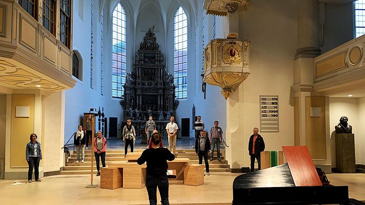 Chorgesang in Corona-Zeiten: Die Kantorei St. Moriz bei der Probenarbeit in der Morizkirche.Foto: Peter Stenglein