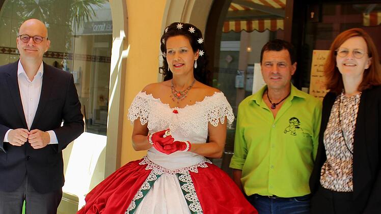 Kaiserin Sisi von Österreich (Nadja Keller) präsentiert die Praline.