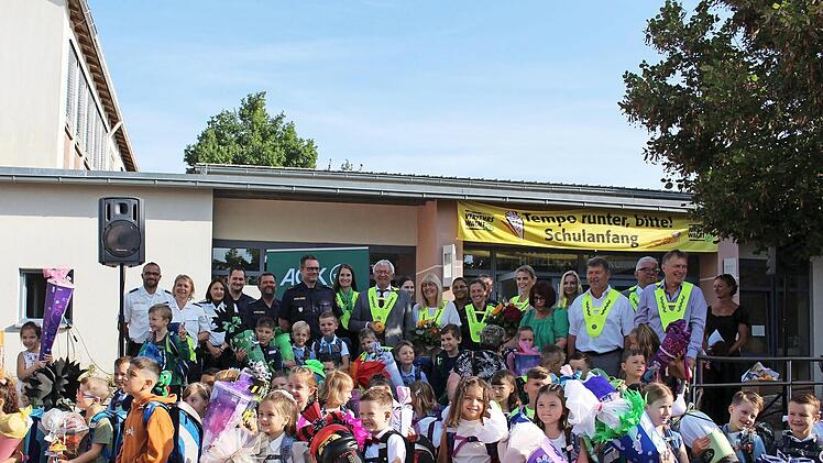 Für dieses Schuljahr werden bayernweit – wie hier in Oberhaid – fast 9000 Sicherheitswesten verteilt.