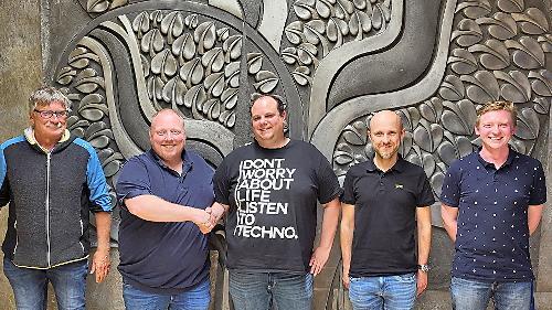 Das F&uuml;hrungsteam des TTC Schmeilsdorf (von links): Kassier Ferdl Ramsauer, alter Vorstand Stefan Ott und neuer 1.Vorstand Peter Seuss, Schriftf&uuml;hrer Holger Oppelt und neuer 2. Vorstand Jan Nussgr&auml;ber.