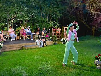 "Biddi biddi b&auml;ng" - einmal darf Steffi (rechts) noch mit dem Popo wackeln, dann war es das f&uuml;r sie und Silva. Doch kann sie ein unmoralisches Angebot noch retten?