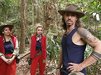 Nach der Dschungelpr&uuml;fung kommt es zum Streit zwischen Eva (links), Ariel und Gil.