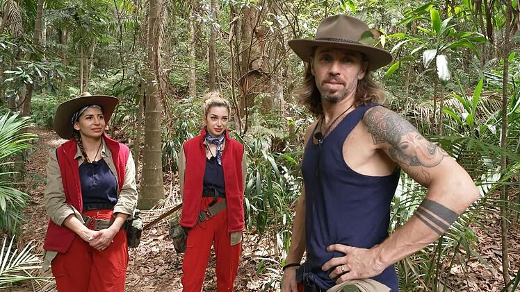 Nach der Dschungelpr&uuml;fung kommt es zum Streit zwischen Eva (links), Ariel und Gil.