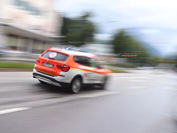 Knetzgau: Radfahrer nach Zusammensto&szlig; mit Pkw schwer verletzt