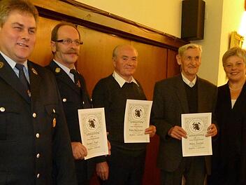 Ehrungen bei der Freiwilligen Feuerwehr Stralsbach (von links): Vorsitzender Enrico Kröckel, Reinhard Rost, Stefan Holzheimer, Anton Kröckel und 3. Bürgermeisterin Elisabeth Kuhn. Foto: Wolfgang Kretschmer