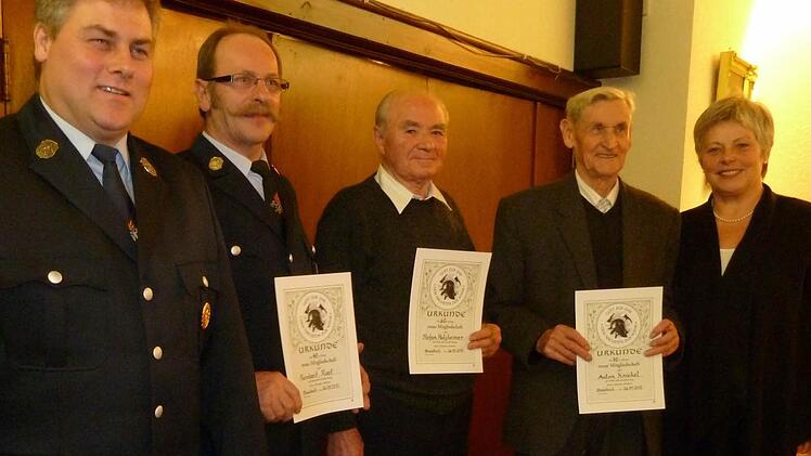 Ehrungen bei der Freiwilligen Feuerwehr Stralsbach (von links): Vorsitzender Enrico Kröckel, Reinhard Rost, Stefan Holzheimer, Anton Kröckel und 3. Bürgermeisterin Elisabeth Kuhn. Foto: Wolfgang Kretschmer
