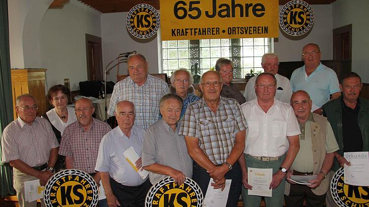 Sie halten dem KS seit einem halben Jahrhundert die Treue: Waldemar Backer, Elfriede und Reinhard Baer, Dieter Biedermann, Erwin Blümel, Christoph Eber, Heinz Emmerdt, Peter Haak, Erika Grampp, Günter Linss, Adolf Heuschmann, Horst Lulei, Hans Prade, Heinz Schappert und Hans-Joachim Stueber (von links).