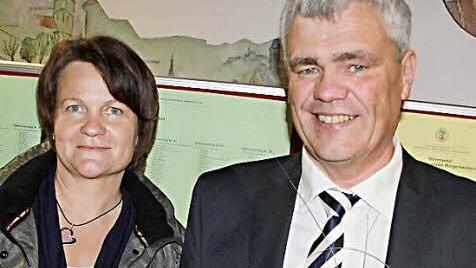 Mit 80,2 Prozent der Stimmen wurde Bernhard Storath (CSU) als Bürgermeister von Ebensfeld im Amt bestätigt, hier nach Bekanntgabe des Ergebnisses mit seiner Frau Britta. Foto: Matthias Einwag