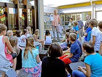 Ulrich Zeuß vermittelt den Fünftklässlern einen Eindruck davon, was mit den von ihnen erlaufenen Spendengeldern alles in Äthiopien möglich ist.  Foto: Matthias Schneider