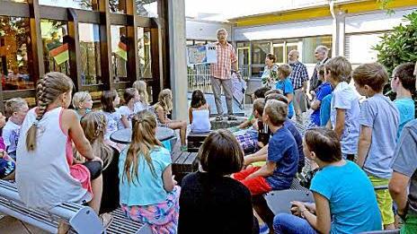 Ulrich Zeuß vermittelt den Fünftklässlern einen Eindruck davon, was mit den von ihnen erlaufenen Spendengeldern alles in Äthiopien möglich ist.  Foto: Matthias Schneider