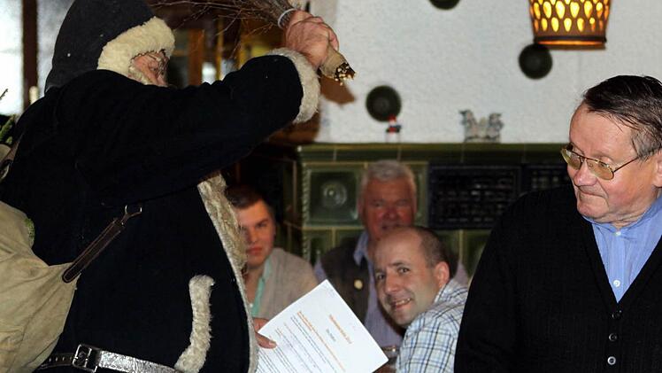 "Und du Kraus wolltest doch im Flößerkeller mit Biermarken zahlen", so der Nikolaus. Foto: Michael Wunder