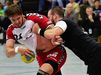 Pure Kraft und Entschlossenheit: Franziskus Gerr (am Ball) war von den Verteidigern des TV Gelnhausen kaum zu stoppen. Gerr erzielte fünf Treffer beim 32:25-Sieg des HSC.  Foto: Anand Anders