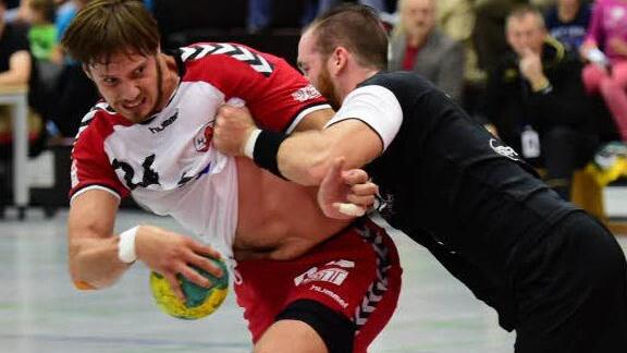 Pure Kraft und Entschlossenheit: Franziskus Gerr (am Ball) war von den Verteidigern des TV Gelnhausen kaum zu stoppen. Gerr erzielte fünf Treffer beim 32:25-Sieg des HSC.  Foto: Anand Anders