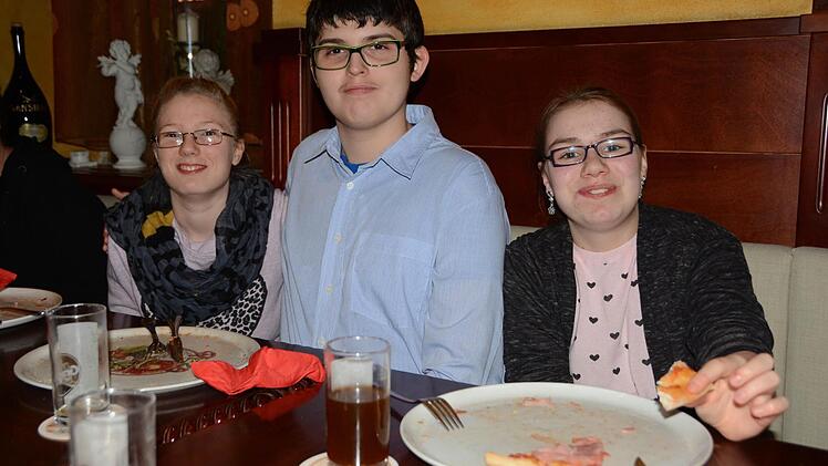 Pizza-Essen für die Kinder des Rehbergheims Foto: Dagmar Besand