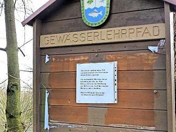 An dieser Informationstafel des Gewässerlehrpfades wurde die schützende Plexiglasscheibe zum zweiten Mal innerhalb acht Tagen zerbrochen und die Scheibe sowie die Aushänge gestohlen.