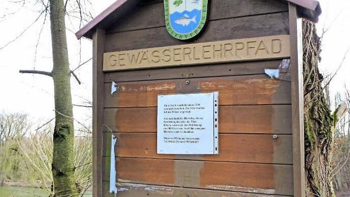 An dieser Informationstafel des Gewässerlehrpfades wurde die schützende Plexiglasscheibe zum zweiten Mal innerhalb acht Tagen zerbrochen und die Scheibe sowie die Aushänge gestohlen.