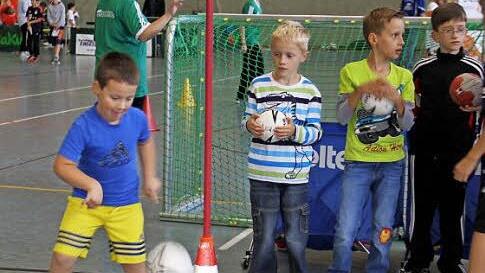 Im Sauseschritt mit dem Fußball durch den Parcours
